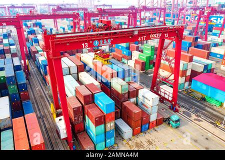 Vue sur un terminal de conteneurs au port de Qingdao à Qingdao, dans la province de Shandong, en Chine orientale, le 9 janvier 2020. Banque D'Images