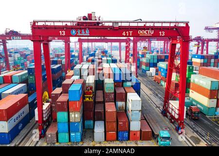 Vue sur un terminal de conteneurs au port de Qingdao à Qingdao, dans la province de Shandong, en Chine orientale, le 9 janvier 2020. Banque D'Images