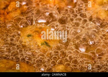 Gros plan d'huile bouillante chaude dans la poêle. Préparation de boulettes de viande maison. Banque D'Images