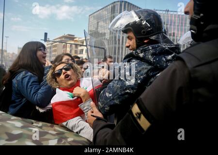 Beyrouth, Liban. 14 janvier 2020. Les manifestants anti-gouvernementaux s'opposent aux policiers anti-émeutes lors d'une tentative de blocage d'une autoroute vitale. Les manifestants anti-gouvernementaux libanais sont revenus dans les rues mardi pour ce qu'ils ont qualifié de "semaine de colère" qu'ils espèrent exercer une pression sur les dirigeants politiques, dans un climat de réticence à former un nouveau gouvernement ainsi que la détérioration de la situation économique du pays. Crédit: Marwan Naamani/Dpa/Alay Live News Banque D'Images