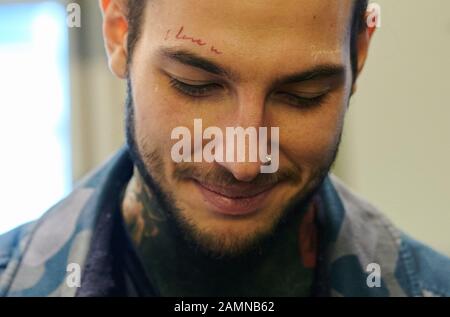 Berlin, Allemagne. 14 janvier 2020. Jan Peter Sokolowsky au spectacle de Nobis à l'Hôtel de Rome a été tatoué sur l'oeil 'j'aime u'. Crédit: Annette Riedl/Dpa/Alay Live News Banque D'Images