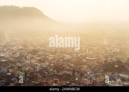 Vue élevée de la ville de Bundi flanquée des collines d'Aravalli au lever du soleil le jour d'été le 18 octobre 2019 près de Bundi, Rajasthan, Inde. Banque D'Images