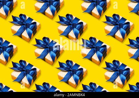 Motif de cadeaux tendance et attrayants avec noeud bleu sur le fond orange. Joyeux Noël, Saint Valentin, Joyeux anniversaire et autres fêtes Banque D'Images