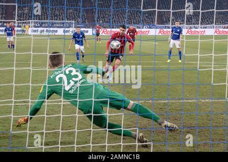 Vincenzo GRIFO (FR, Wed.) obtient avec une pénalité, un coup de pied de pénalité, l'objectif à 1: 1 égalisation contre goalwart Markus SCHUBERT (GE); Soccer 1.Bundesliga, 17ème jour de match, FC Schalke 04 (GE) - SC Freiburg (FR) 2: 2, le 21 décembre 2019 à Gelsenkirchen / Allemagne. Les réglementations DFL interdisent toute utilisation de photographies comme séquences d'images et / ou quasi-vidéo | utilisation dans le monde entier Banque D'Images