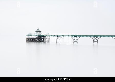 Jetée de Clegedon dans l'estuaire de Severn, sur la côte nord du Somerset, en Angleterre. Banque D'Images