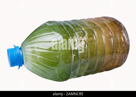 Bouteille en plastique vide Déchets isolé sur blanc libre d'une vieille bouteille en plastique d'eau sale. Isolé sur un fond blanc. La pollution de l'environnement par p Banque D'Images