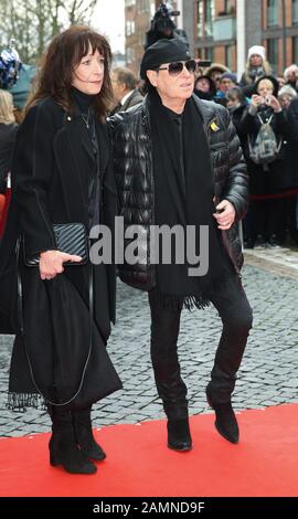 Hambourg, Allemagne. 14 janvier 2020. Klaus Meine, chanteur du groupe Scorpions, et son épouse Gabi Lambertz viennent au service funéraire de l'acteur Jan Fedder ('Großstadtrevier') au Michel. Fedder était décédé le 30 décembre. Crédit: Christian Charisius/Dpa/Alay Live News Banque D'Images