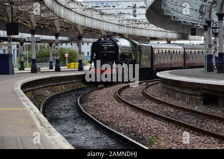 Le moteur à vapeur Aberdonian arrive à la gare d'Aberdeen Banque D'Images