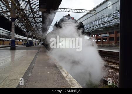 Le moteur à vapeur Aberdonian arrive à la gare d'Aberdeen Banque D'Images