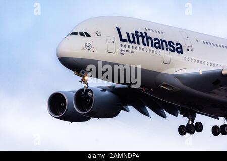 Francfort, ALLEMAGNE - 23 DÉCEMBRE 2019: Lufthansa Airbus A 380-800 Landing à proximité de l'aéroport de Francfort Banque D'Images