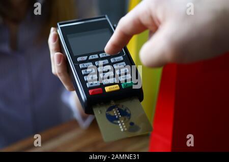 Bouton-poussoir de porte-gobelets à main mâle sur le terminal POS moderne Banque D'Images