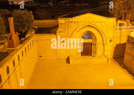 Jérusalem, Israël - 3 mars 2015 : l'Eglise orthodoxe tombe de la Vierge Marie sous le mont des Oliviers et le mendiant. Banque D'Images