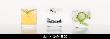 boissons rafraîchissantes avec bleuets, menthe, concombre et glace isolées sur une photo panoramique blanche Banque D'Images