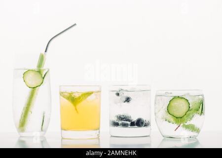 boissons rafraîchissantes avec bleuets, céleri, paille, menthe, concombre et glace isolés sur blanc Banque D'Images