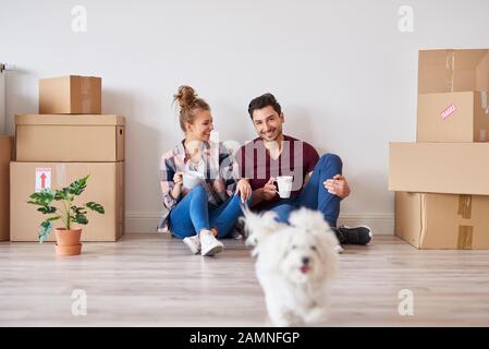 Couple joyeux se détendre dans une nouvelle maison Banque D'Images