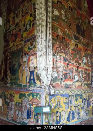 Peintures religieuses colorées à l'intérieur de l'église d'Uhra Kidane Mehret, située sur la péninsule de Zeghe, en face de Bahar Dar. Ethiopie. Banque D'Images