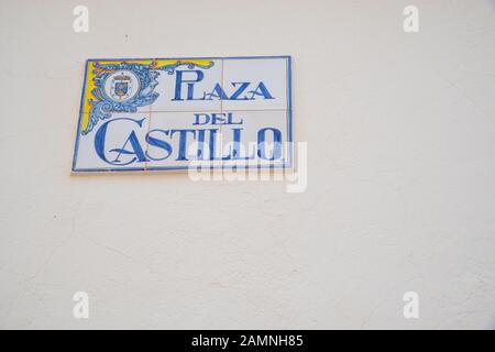 Plaque en céramique. Plaza Del Castillo, Orgaz, Province De Tolède, Castille La Manche, Espagne. Banque D'Images