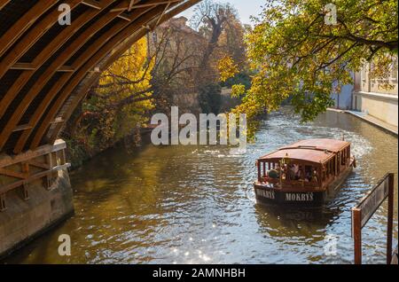 Prague, RÉPUBLIQUE TCHÈQUE - 13 OCTOBRE 2018: Le petit navire avec les touristes sur le canal dans le Petit quartier. Banque D'Images