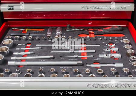 L'ensemble des outils à main pour procéder à la réparation. De nombreux outils et clé close-up à la case pour réparer la voiture ou remplacer les pièces de rechange automobile, pièces d'automobiles Banque D'Images