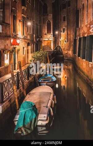 L'une des belles allées découvertes la nuit à pied à travers Venise Banque D'Images