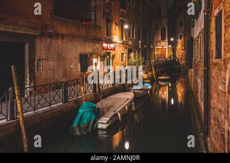 L'une des belles allées découvertes la nuit à pied à travers Venise Banque D'Images