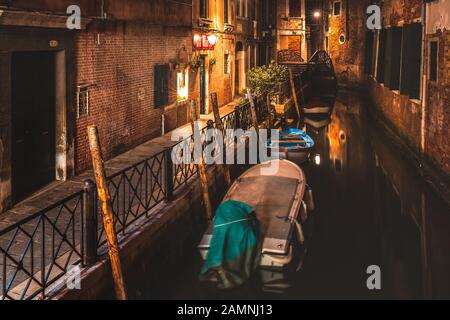 L'une des belles allées découvertes la nuit à pied à travers Venise Banque D'Images