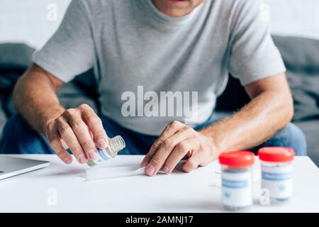 vue réduite de l'homme dans un t-shirt qui se démousser dans l'appartement Banque D'Images