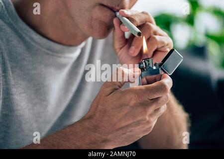 vue réduite de l'homme illuminant émoussé avec du cannabis médical Banque D'Images