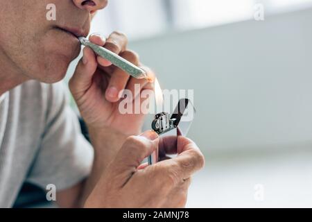 vue réduite de l'homme illuminant émoussé avec du cannabis médical Banque D'Images