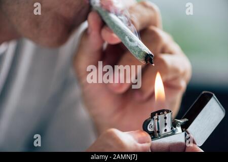 vue réduite de l'homme illuminant émoussé avec du cannabis médical Banque D'Images