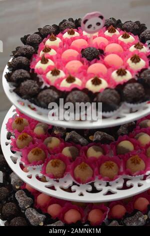 Bonbons brésiliens typiques pour l'anniversaire des enfants. Fille anniversaire fête décoration détail. Merveilleux bonbons, cupcakes, boîtes à gâteaux et motifs. Mise au point sélective Banque D'Images