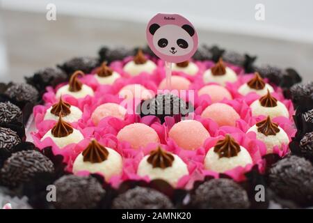 Bonbons brésiliens typiques pour l'anniversaire des enfants. Fille anniversaire fête décoration détail. Merveilleux bonbons, cupcakes, boîtes à gâteaux et motifs. Mise au point sélective Banque D'Images