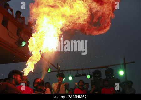 14 janvier 2020, Dhaka, Bangladesh: Les habitants de la vieille Dhaka sont en train de se séparer du feu en utilisant du kérosène sur le toit de leur bâtiment à l'occasion du festival Shakrain à Dhaka, au Bangladesh. Le Shakrain Festival a eu lieu dans la région de Gandaria dans la vieille ville de Dhaka. Le festival Shakrain, également connu sous le nom de festival Kite, est célébré au Bangladesh à la fin du mois de Bangla Poush. Shakrain Festival est l'un des plus vieux, célèbre et important festival annuel au Bangladesh. C'est le symbole de l'unité et de l'amitié au Bangladesh. Shakrain Festival est important surtout pour voler beaucoup de colo Banque D'Images