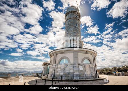 Phare Faro de Cabo Mayor avec poutres apparentes derrière. Banque D'Images
