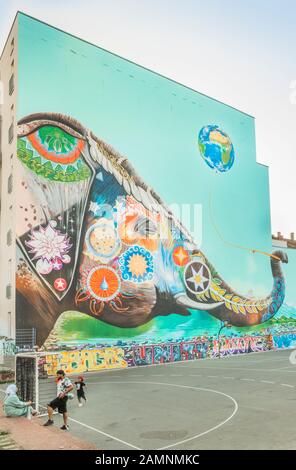 Elephant jouant avec un ballon par tong jadore Banque D'Images