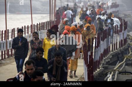 Allahabad, Uttar Pradesh, Inde. 14 janvier 2020. Allahabad: Des dévots hindous traversent un pont temporaire sur le Ganga de rivière pour arriver à Sangam, la confluence de trois rivières sacrées la Yamuna, le Ganges et la mythique Saraswati, pendant le festival Magh Mela à Prayagraj, Uttar Pradesh, Inde, mardi 14 janvier 2020. Crédit: Prabhat Kumar Verma/Zuma Wire/Alay Live News Banque D'Images