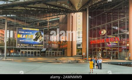 Groupe de touristes asiatiques posant devant le casino spielbank Berlin, Berlin Banque D'Images