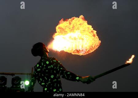 Dhaka, Bangladesh. 14 janvier 2020. Les habitants de la vieille Dhaka sont en train de se séparer du feu en utilisant du kérosène sur le toit de leur bâtiment à l'occasion du festival Shakrain à Dhaka au Bangladesh. Le Shakrain Festival a eu lieu dans la région de Gandaria dans la vieille ville de Dhaka. Le festival Shakrain, également connu sous le nom de festival Kite, est célébré au Bangladesh à la fin du mois de Bangla Poush. Shakrain Festival est l'un des plus vieux, célèbre et important festival annuel au Bangladesh. C'est le symbole de l'unité et de l'amitié au Bangladesh. Crédit: Zuma Press, Inc./Alay Live News Banque D'Images