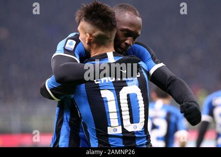 Milan, Italie. 11 janvier 2020 . Série italienne A . Fc Internazionale Contre Atalanta Calcio. Lautaro Martinez et Romelu Lukaku du FC Internazionale célèbrent après avoir marqué un but . Banque D'Images