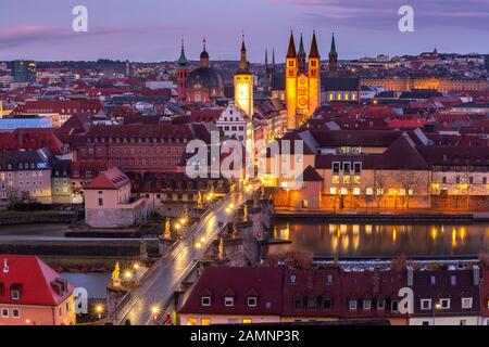 Vue panoramique aérienne de la vieille ville avec cathédrale, hôtel de ville et Alte Mainbrucke à Wurzburg, partie de la route romantique, Franconie, Bavière, Allemagne Banque D'Images