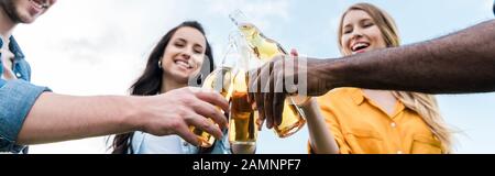 photo panoramique de bonnes bouteilles multiculturelles pour hommes et femmes avec bière Banque D'Images