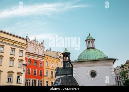 Église De Saint-Adalbert (Wojciech) Sur La Place Du Marché Principal (Rynek Glowny) À Cracovie, En Pologne Banque D'Images