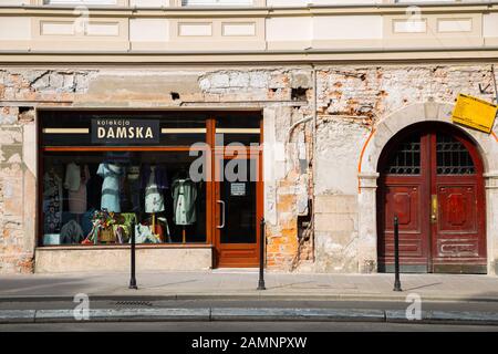 Cracovie, Pologne - 15 juin 2019 : extérieur de la boutique de vêtements de la vieille ville Banque D'Images