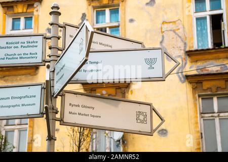 Cracovie, Pologne - 15 juin 2019 : quartier de Kazimierz quartier juif panneaux fléchés Banque D'Images