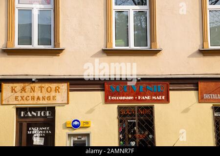 Cracovie, Pologne - 15 juin 2019 : magasin de souvenirs de la rue Miodowa et magasin d'échange au quartier juif Banque D'Images