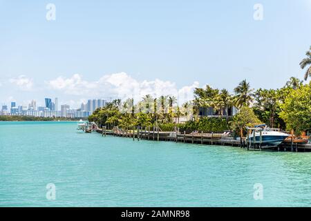 Bal Harbour, Miami Florida avec océan turquoise clair Biscayne Bay Intracoastal Water et horizon urbain de Sunny Isles Beach Banque D'Images