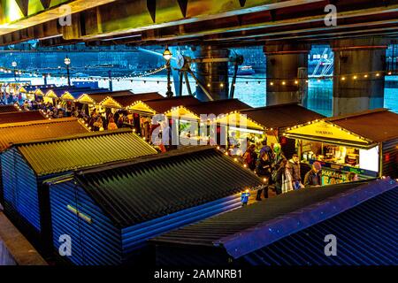 Stands sous le pont Hungerford au marché d'hiver festif Southbank Center, Londres, Royaume-Uni, Banque D'Images