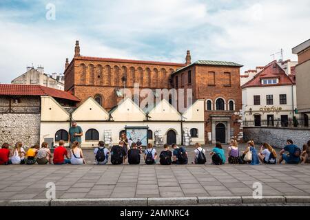 Cracovie, Pologne - 15 juin 2019 : ancienne synagogue et touriste du quartier juif de Kazimierz Banque D'Images