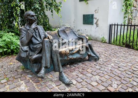 Cracovie, Pologne - 15 juin 2019 : statue du Banc Jan Karski au quartier juif de Kazimierz Banque D'Images