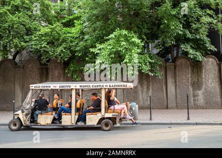 Cracovie, Pologne - 15 juin 2019 : Fragment du mur du ghetto et tour en voiture dans le quartier de Podgorze Banque D'Images